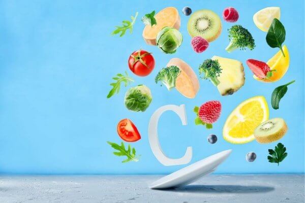 Faptul că vitamina c este benefică pentru organismul uman, o știm încă de când suntem mici. În sezonul rece, părinții adesea optau să ne dea alimente cu o cantitate mare de vitamina c, precum lămâi, portocale și kiwi, ce ne ajutau să o asimilăm din surse naturale.  