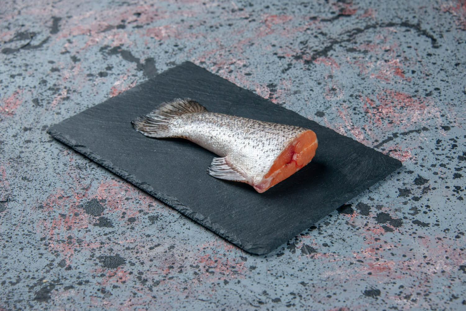 Somonul este un peste usor de preparat si se adapteaza oricarui gust sau preferinte culinare: • la gratar, cu ierburi aromatice si lamaie • in salate reci sau calde • in sandvis-uri cu crema de branza si legume proaspete • in supe asiatice, sushi sau tartar. Riscuri potentiale ale consumului de somon